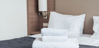 Logo hotelu na ręcznikach dla gości