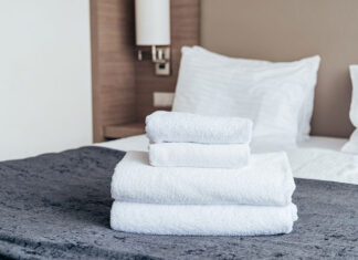 Logo hotelu na ręcznikach dla gości