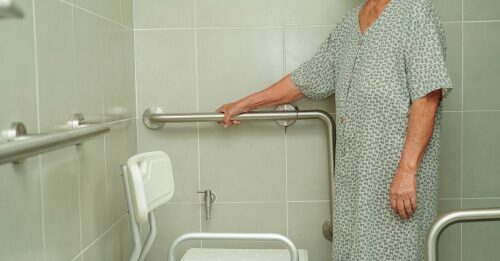 Jak urządzić łazienkę dla osoby niepełnosprawnej