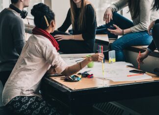 Co lepsze dla studenta umowa o pracę czy zlecenie?