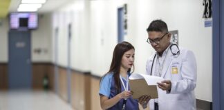 Jak długo asystent rodziny pracuje z rodziną?